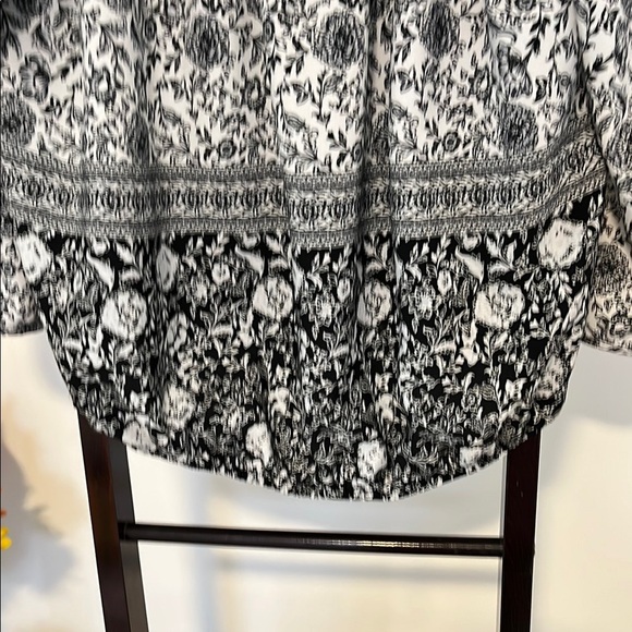 🌸 Iz Byer Black White Floral Off Shoulder Top Crochet Trim Boho Chic Blouse 🌸 - Picture 6 of 6
